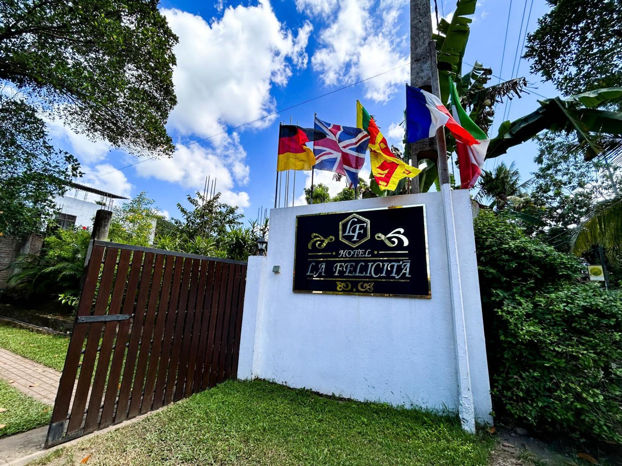 Hotel La Felicita Mirissa Bagian luar foto